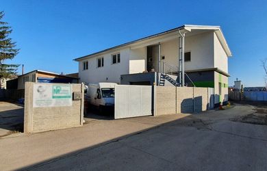 Exkluzívne PNORF – hala, polyf. budova s 3x 2i byty, kancelárie, kovovýroba, garáž, 557 m2, areál Lubonasu
