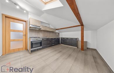 PLUS REALITY | Veľkometrážny trojizbový byt vo vyhľadávanej lokalite v meste Dunajská Streda na predaj!