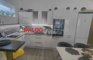 Biely Kostol - Novostavba vkusného 2-izbového bytu s veľkou terasou (48,05 m2) a dvomi parkovacími miestami !!