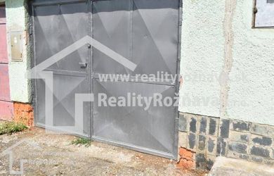 Priestranná garáž s montážnou jamou a elektrinou na Letnej v Rožňave